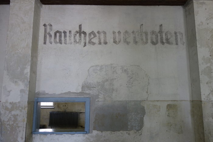 — Panneau "Rauchen Verboten" ou "Interdit de fumer" —   — Camp de concentration/extermination de Dachau — Dachau (D) —