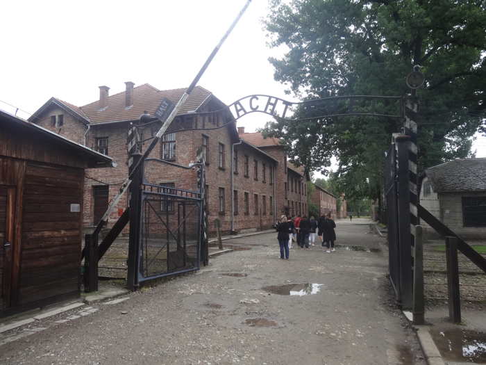 — Porte d'accès sur l'enceinte du camp d'Auschwitz —  — Camp de concentration/extermination d'Auschwitz — Auschwitz —