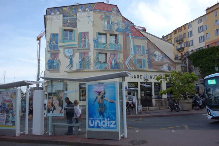 — Fresque murale sur le port - Cannes —
— Pas de copyright — Document personnel — Gérard Colombat — Avril 2023 —
Cliquer sur l'image pour obtenir un agrandissement