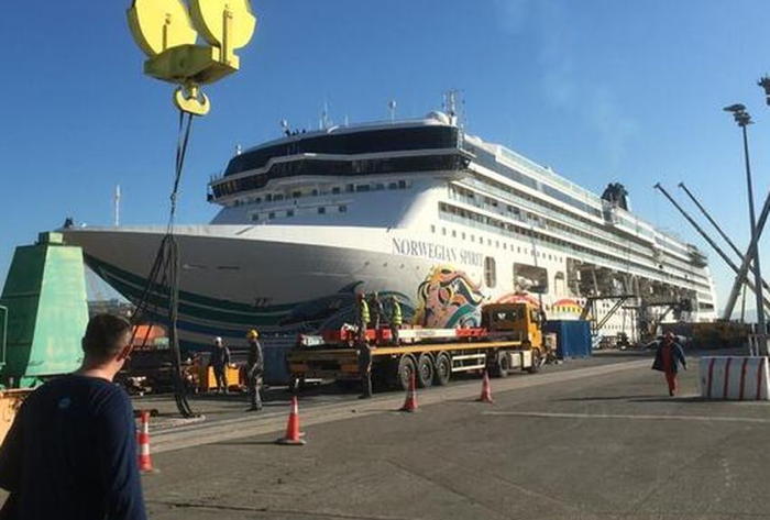 Navire de croisière "Norwegian Spirit" en cours de restauration à Marseille