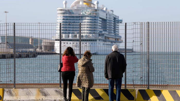 Le Costa Smeralda, navire de croisière de la compagnie Costa, était bloqué dans un port italien pour une suspicion de nouveau coronavirus à bord.