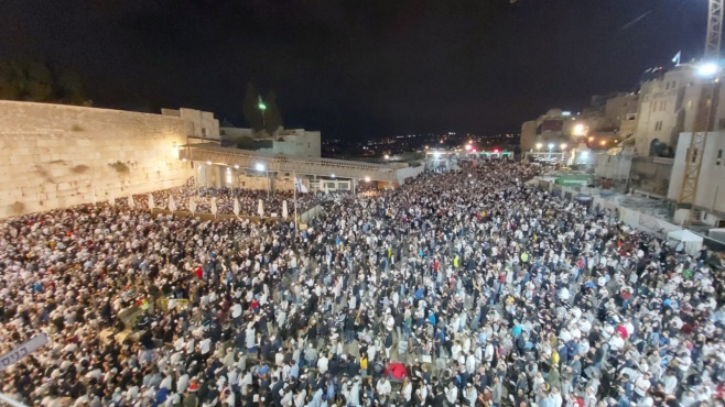 Juifs réunis en masse au pied du mur Occidental pour prier   afin que par Sa Clémence D.ieu fasse cesser la propagation du Coronavirus