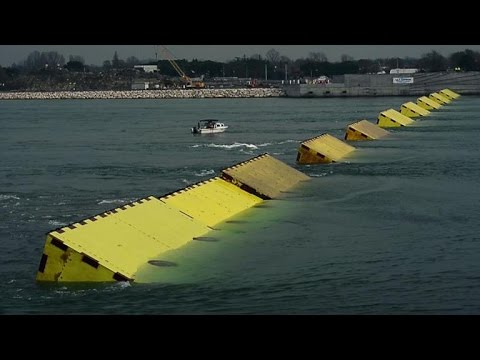 Rangées de vannes mobiles escamotables du Projet Moïse  permettant d’isoler la lagune de Venise