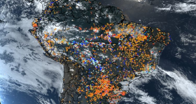 Le nombre et l’étendue des incendies ravageant la forêt amazonienne ont entraîné un énorme dégagement de fumée ayant plongé plusieurs villes dans l’obscurité. Crédits : NASA/NOAA