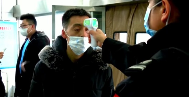 Contrôle frontal de température à Wuhan, province d'Hubei, Chine en Février 2020