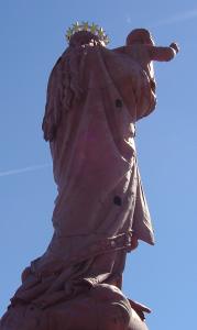 Détail de la statue de la "Vierge" au Puy