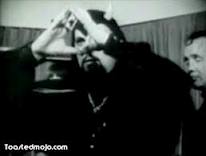 Anton Lavey faisant le signe Illuminati de la pyramide