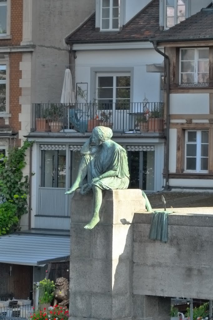 — Helvetia (Sculpture de Bettina Eichin) assise en tête du Mittlere Brücke en bordure du Rhin - Bâle/Basel —  Crédit photo: Magda GHALI