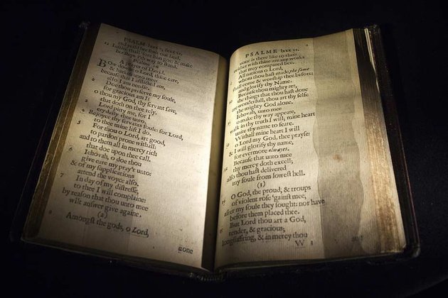 Un exemplaire du "Bay Psalm Book" ("livre de Psaumes"-1640), vendu aux enchères à 14 millions de dollars