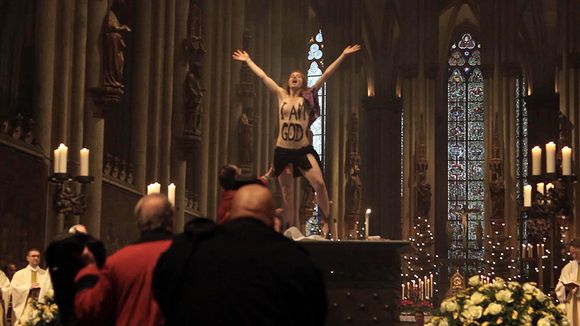 "I am God"  "Je suis Dieu"  Femen sur l'autel de la cathédrale de Cologne