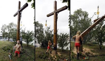 Destruction d'un crucifix par une Femen