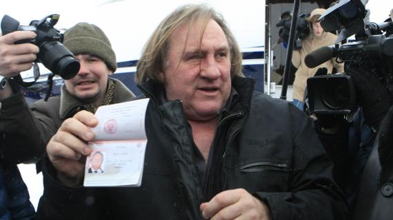 Gérard Depardieu présentant son passeport Russe à la presse