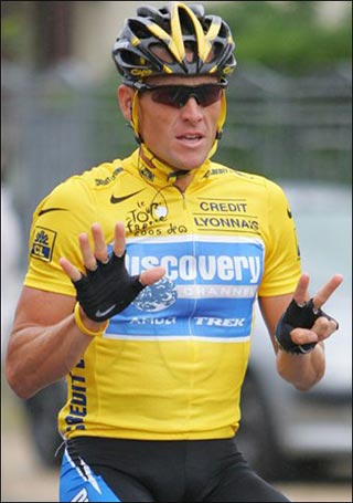 Lance Armstrong affichant ses sept victoires