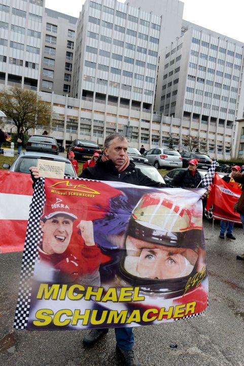 Fans de Michael Schumacher et de Ferrari devant le CHU de Grenoble le 3 Janvier 2014