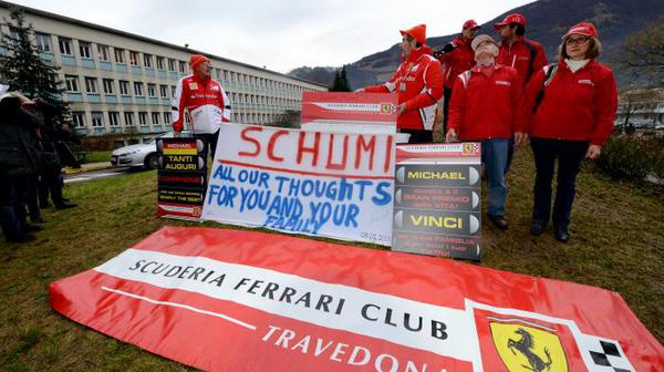 Fans de Michael Schumacher et de Ferrari devant le CHU de Grenoble le 3 Janvier 2014
