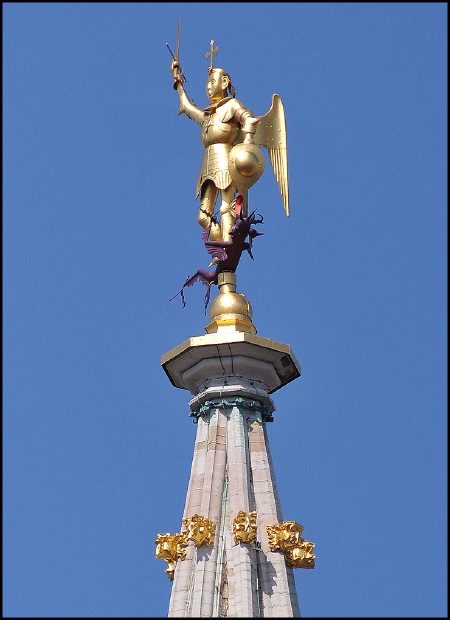 Statue de St Michel et du dragon sur la tour de l'Hôtel de ville à Bruxelles