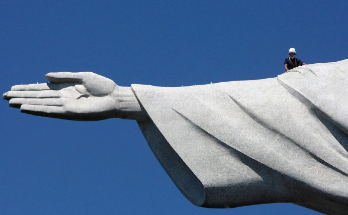 Doigt endommagé de la statue du Christ Rédempteur sur le pic du Corcovado à Rio de Janeiro en Janvier 2014