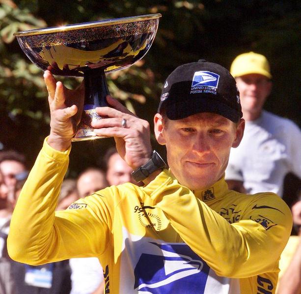 Lance Armstrong tenant sa coupe le 25 Juillet 1999 à Paris