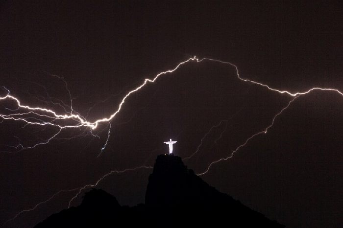 statue du Christ Rédempteur sur le pic du Corcovado par temps orageux en Janvier 2013