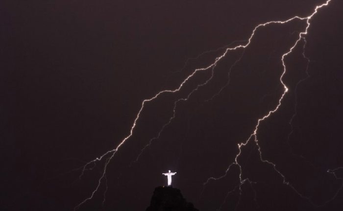 statue du Christ Rédempteur sur le pic du Corcovado par temps orageux en Janvier 2013