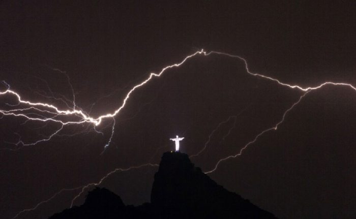 statue du Christ Rédempteur sur le pic du Corcovado par temps orageux en Janvier 2013