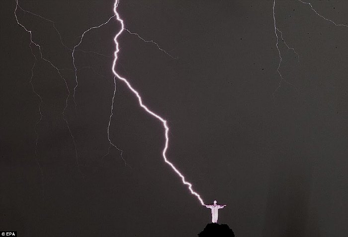 statue du Christ Rédempteur sur le pic du Corcovado par temps orageux en Janvier 2013