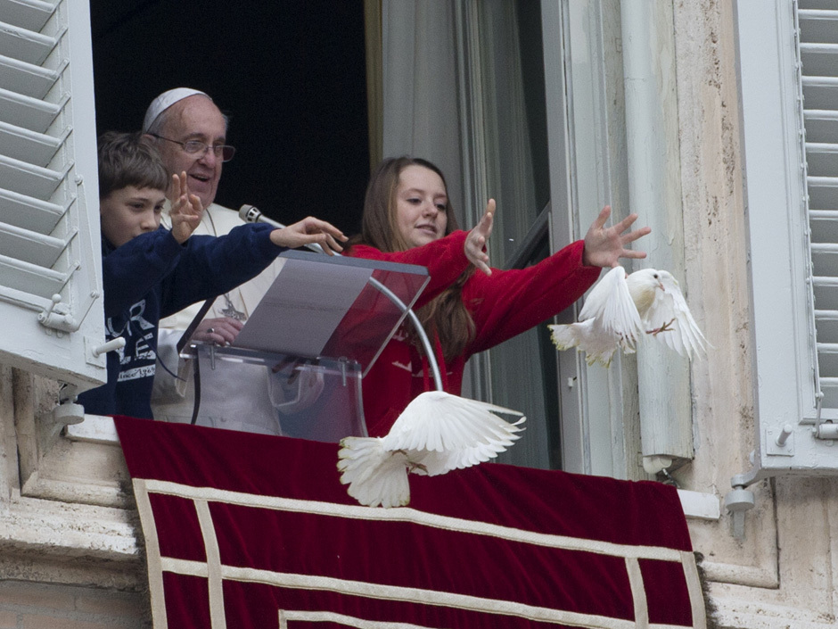 Lâcher de colombes par deux enfants depuis l'appartement Pontifical, en présence du pape François Ier le 26 Janvier 2014