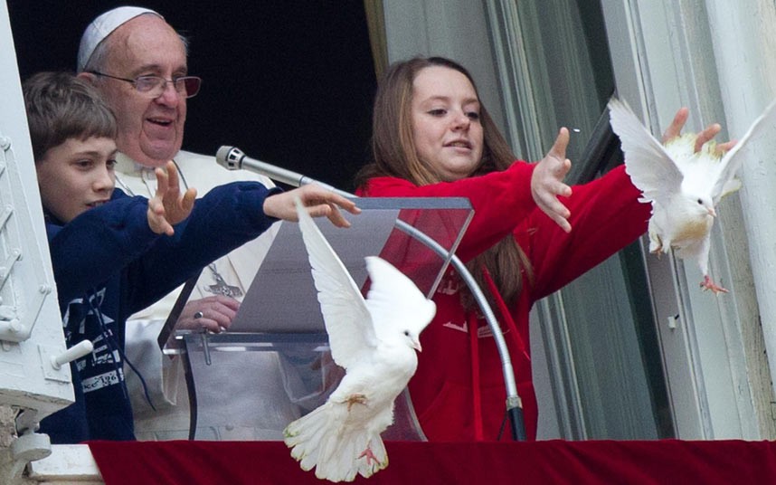 Lâcher de colombes par deux enfants depuis l'appartement Pontifical, en présence du pape François Ier le 26 Janvier 2014