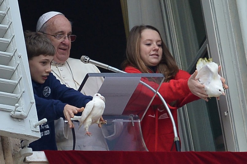 Lâcher de colombes par deux enfants depuis l'appartement Pontifical, en présence du pape François Ier le 26 Janvier 2014