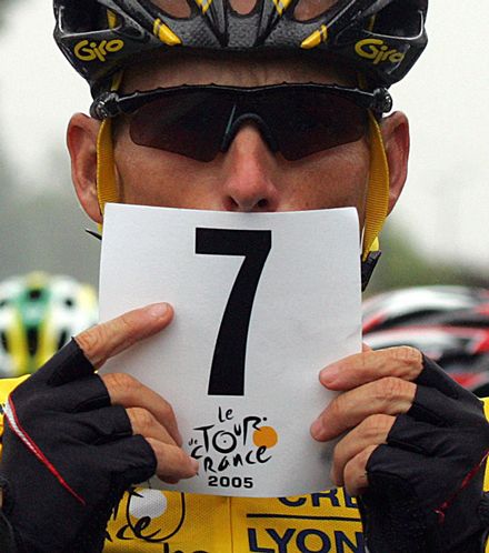 Lance Armstrong affichant ses 7 victoires