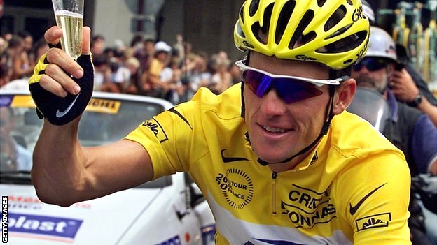 Lance Armstrong brandissant sa flûte de champagne