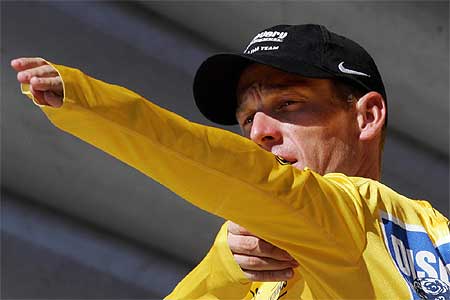 Lance Armstrong enfilant le maillot jaune