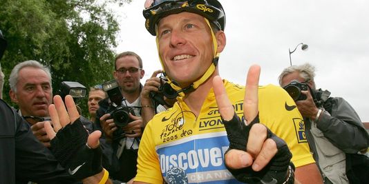 Lance Armstrong affichant ses 7 victoires