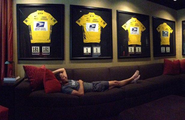 L'ancien coureur Lance Armstrong, pose avec ses maillots jaunes,   sur une photo publiée sur son compte Twitter, le 11 novembre 2012 DR