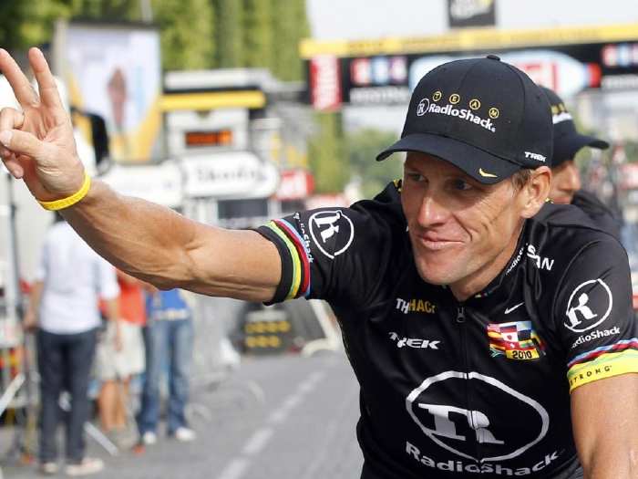 Lance Armstrong affichant sa victoire