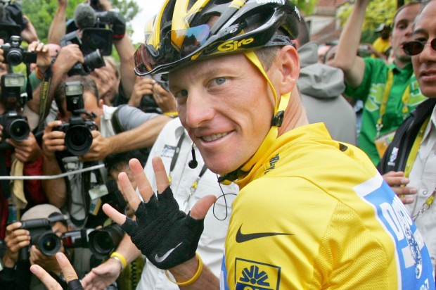 Lance Armstrong affichant ses sept victoires