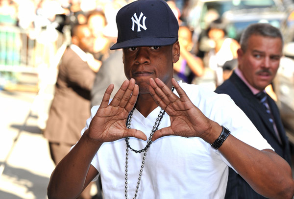 Jay-z flashant le signe Illuminati de la pyramide