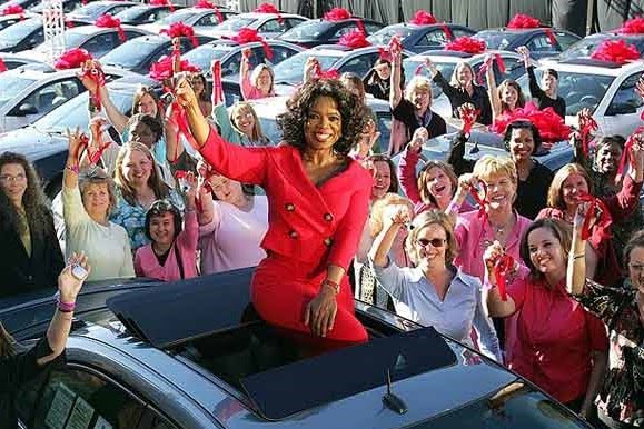 Oprah Winfrey et les invitées de son show brandissant une clé de contact