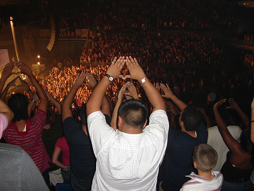 le signe Illuminati de la pyramide  brandi par des fans à un concert 