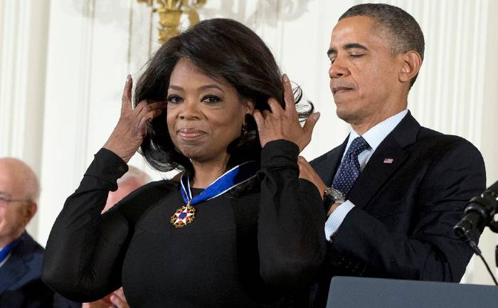 Le President Barack Obama passant la médaille "Freedom" autour du cou d'Oprah Winfrey