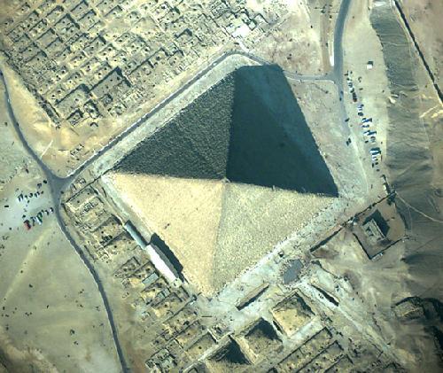 la Grande pyramide de Gizeh aux périodes d'équinoxe
