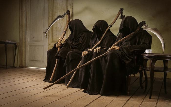La mort en salle d'attente avec des faux