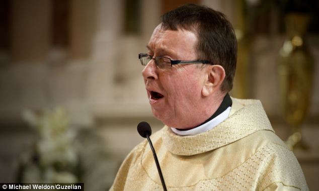 Ray Kelly chantait dans le groupe "The All Priests" Show à Dublin