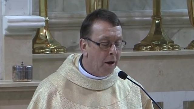 Ray Kelly, un prtre, a fait le buzz en reprenant "Hallelujah" lors d'un mariage  Oldcastle en Irlande
