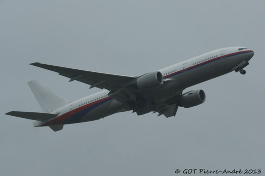 - L'ancien Boeing 777-2H6(ER) de la Malaysia Airlines (devenu le GA Telesis N105GT)   décollant de l'aéroport de Tarbes-Lourdes pour Ben Gurion à Tel Aviv, le 4 Novembre 2013