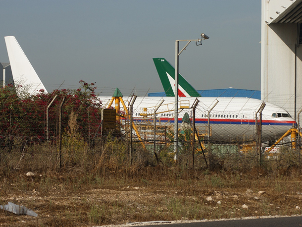 L'ancien Boeing 777-2H6(ER) de la Malaysia Airlines (devenu le GA Telesis N105GT)   en garage sur les pistes de l'aéroport Ben Gurion à Tel Aviv