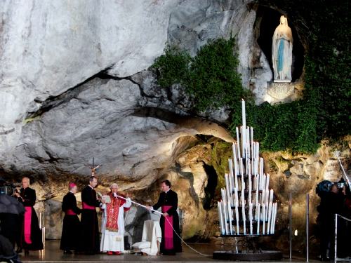 Benoît XVI dans la grotte de Lourdes