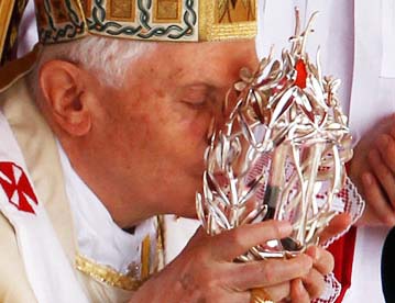 Benoît XVI embrassant le reliquaire avec la fiole de sang de Jean-Paul II