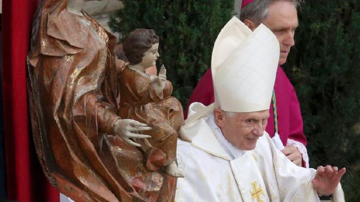 le pape émérite Benoît XVI à son arrivée sur la Place St Pierre   près de la même statue de la Reine des cieux Babylonienne