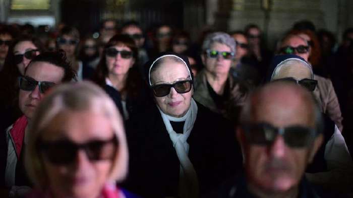 Spectateurs à Milan assistant à la retransmission en 3D de la cérémonie de la Canonisation des deux papes